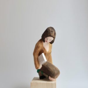 2024 Cover girl H47x19x18cm red pine2