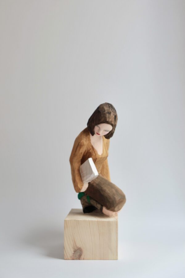 2024 Cover girl H47x19x18cm red pine2