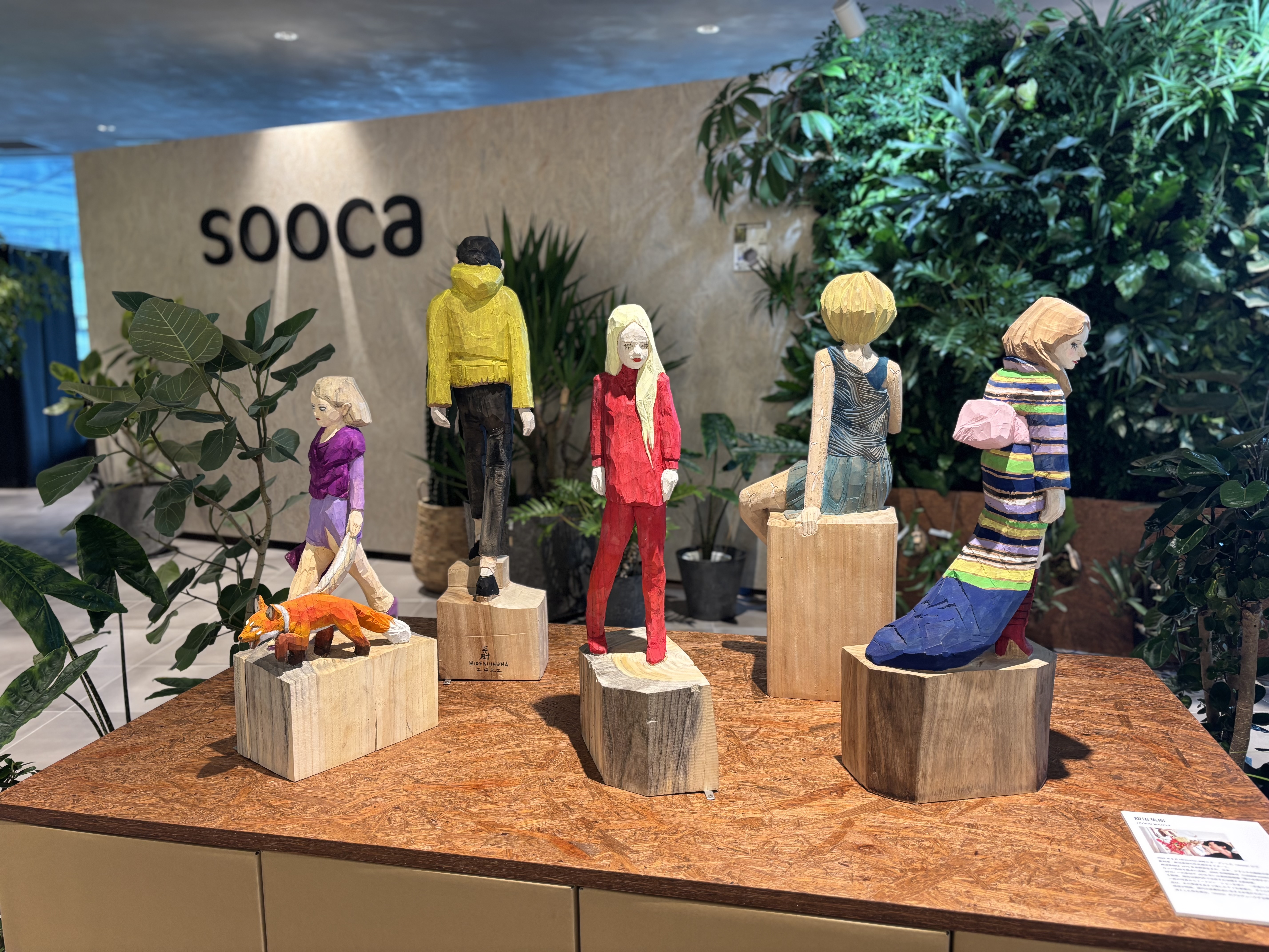 Wood sculpture by Hideki Iinuma, collaboration with Takenaka Teien Ryokka at Takanawa Gateway, Tokyo